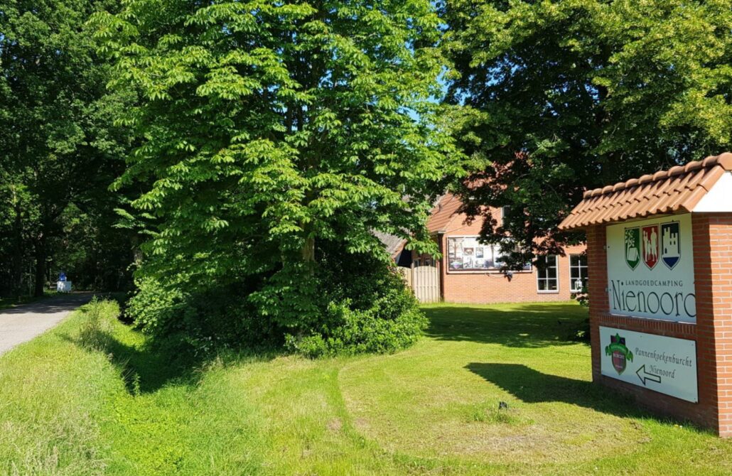 Camping Nienoord in Leek Groningen met ruime kampeerplaatsen in het groen