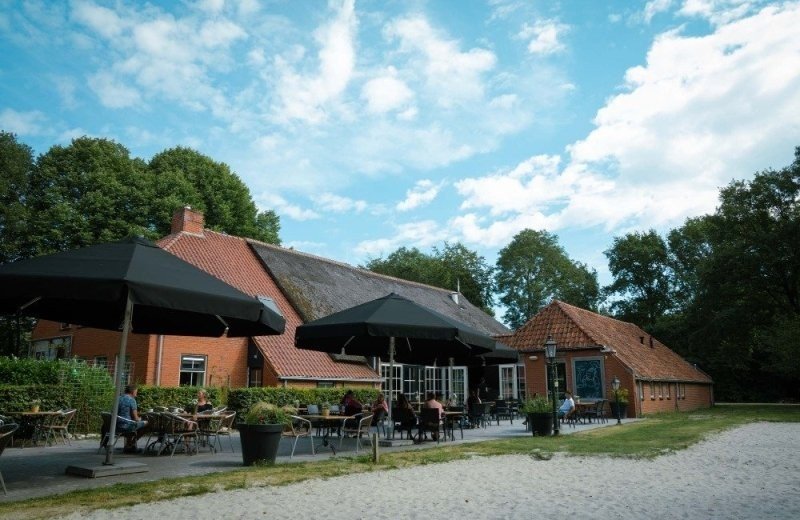 annenkoekenburcht bij Camping Nienoord in Leek met gezellig terras