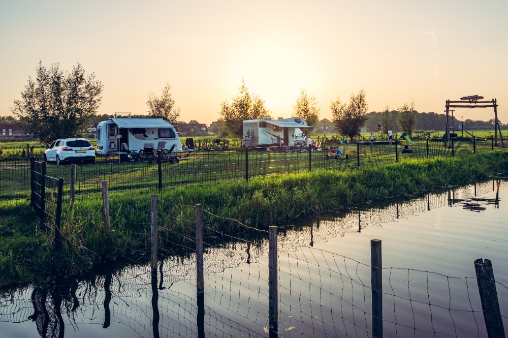 Kamperen op een boerderij aan het water